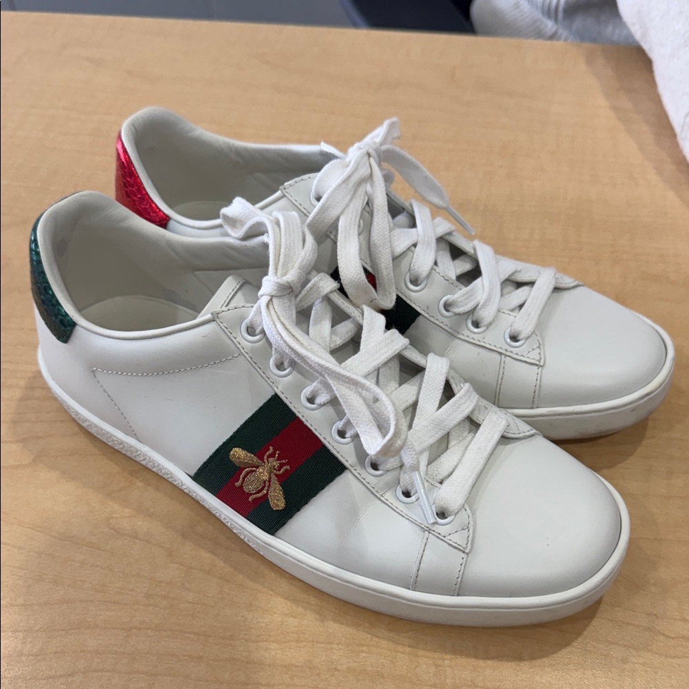 GUCCI - White Leather Sneakers with Green & Red Stripe and Gold Bee Accent